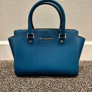 Like New Michael Kors Handbag / additional shoulder strap included